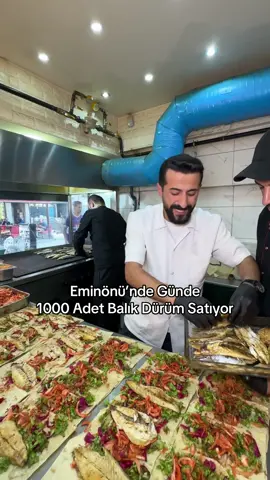 Eminönü’nde önünde kuyruklar olan meşhur balık dürümcü Eminönü Balıkçı’sına geldim #ortaklık 🐟 balık dürüm son zamanların en popüler sokak lezzeti oldu, bunda turistlerin de önemli payı var onlar çok sevdi ve her noktada satılmaya başlandı 😍 balıklar her yerde aynı ama lezzet farklı olabiliyor, ben buranın balık dürümlerini çok beğeniyorum hem baharat hem soslama tekniği dürümü güzel hale getirtiyor, siz de giderseniz mutlaka deneyin 🌯😋 Balık Dürüm 180TL 🐟 📍Hobyar Mahallesi, Yalıköşkü caddesi No:4 Eminönü Fatih / İstanbul - #istanbul #eminönü #balıkdürüm #balık #yemek