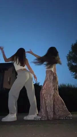 It’s ok I’m ok💃 with @sorana  #dance #dancer #viralll #dancers #dancechallenge #fyfy #pourtoi #brunette #pentrutine #perte #dc #outfitinspo #girls #itsokimok #fyp #tatemcrae #blowthisup #viral #fy #dancetrend #dancing 