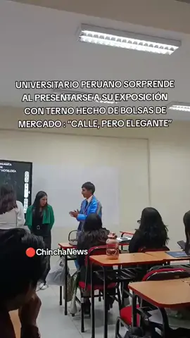 #UNIVERSITARIO PERUANO SORPRENDE CON TERNO HECHO DE BOLSAS DE MERCADO: “CALLE, PERO ELEGANTE”😎👔 ⭕Un joven universitario peruano se robó todas las miradas durante una exposición al presentarse con un terno confeccionado totalmente con bolsas de mercado. Los colores vibrantes y la confección detallada de la prenda con tonos azules y negros despertaron la admiración de sus compañeros y miles de usuarios en redes sociales. A través de un video viral en TikTok, el atuendo y su actitud segura captaron la atención por romper esquemas con estilo y mucha creatividad. Lejos de ser un disfraz improvisado, el terno fue recibido como una propuesta auténtica de moda alternativa. La frase “Calle, pero elegante” se convirtió en el lema de la publicación, que ha sido aplaudida por mostrar cómo el ingenio y el diseño no necesitan grandes presupuestos, solo imaginación y confianza. La historia refleja el espíritu de una generación que se atreve a expresarse con libertad, humor y estilo. #modacreativa #hechoenperu #fyp #noticias #noticiastiktok #terno #perú 