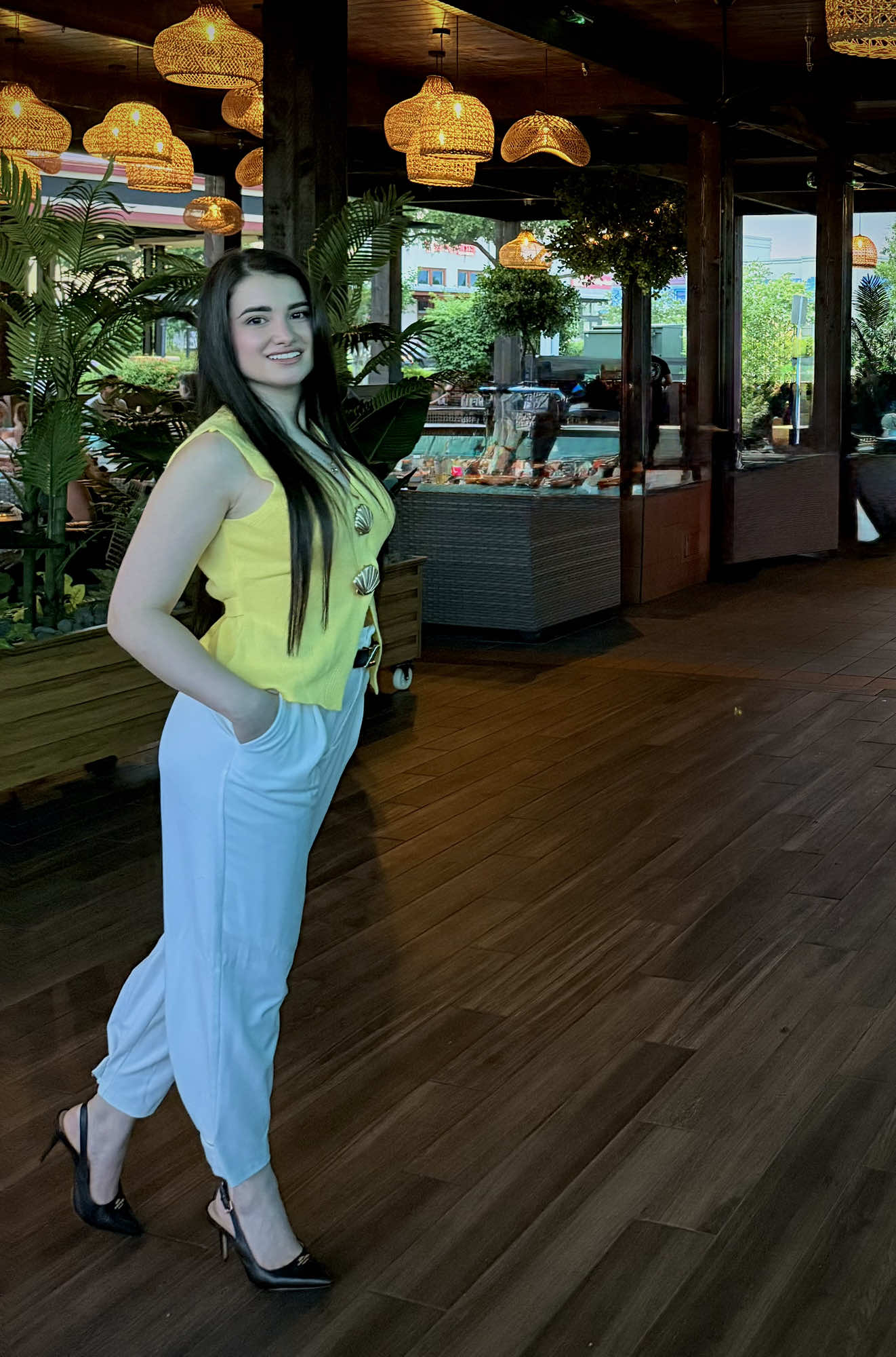 #CapCut Llegué tarde al color de temporada pero no me iba a quedar con las ganas 🤣🤌🏻 así que aquí mi outfit check with butter yellow color 🧈 💛 ¿cómo me queda?  #fitcheck #ootn #butteryellowoutfit #butteryellow #trend 