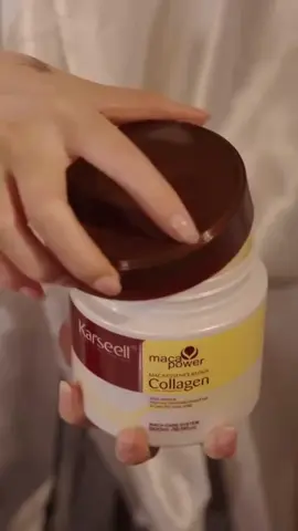 Hidratação Intensa e Brilho | Anti-Frizz Descrição: ✨ Máscara de Tratamento Karseell – Seu cabelo mais saudável, sedoso e brilhante desde a primeira aplicação! 💆‍♀️🌿 Se seus fios estão ressecados, opacos ou com frizz, a Máscara Karseell é a solução perfeita! Com uma fórmula rica em nutrientes, ela penetra profundamente na fibra capilar, garantindo hidratação intensa, nutrição profunda e restauração da elasticidade. 💖 Benefícios: ✔ Hidrata e nutre profundamente, revitalizando os fios ✔ Recupera a elasticidade, prevenindo quebras e danos ✔ Controla o frizz e reduz o ressecamento ✔ Proporciona brilho intenso e maciez duradoura ✅ Indicado para todos os tipos de cabelo – ideal para quem busca fios mais saudáveis e radiantes todos os dias! 🔥 Garanta já a sua e transforme a saúde do seu cabelo! 🚀💆‍♀️ #cabelo #cuidado #beleza 
