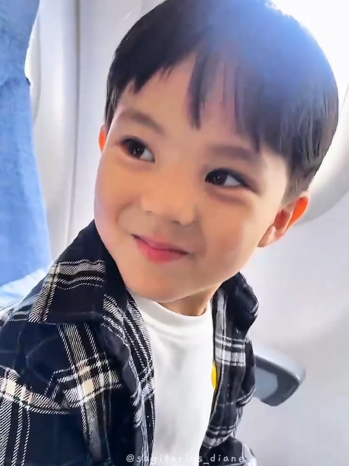 happy sunday everyone! ☺️🩵 cr. xhs: @/hiccup's home & @/豆芽發發芽 #babyian #伊恩ian #嗝嗝 #daddyathomeslowliving #mcyili #豆芽發發芽  #mangotvfamily #chinesebaby #foryourpages 