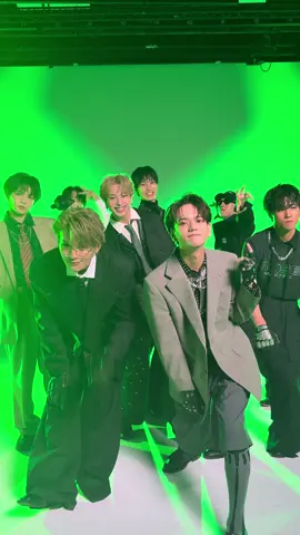 ８人全員で #ガヴガヴダンス 🍬 NEW LOOK 👀 いかがでしょうか？✨🟢 @【テレビ朝日公式】スーパーヒーロータイム  #FANTASTICS  #仮面ライダーガヴ #GotBoost ？ #CosmicResonance