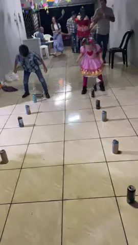 brincadeira juninas com as crianças 🤣🤣 . . #brincadeirafestajunina #tiktok #viralvideos 