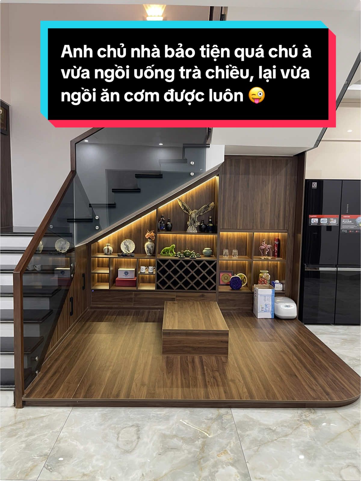 Anh chủ nhà bảo tiện quá chú à vừa ngồi uống trà chiều, lại vừa ngồi ăn cơm được luôn 😜 #quangnghianoithat #noithat #nộithấtnhàđẹp #thietkenhadep #xuhuongtiktok2025 #xaynhatrongoi #xh #thietkenoithat  #cauthang 