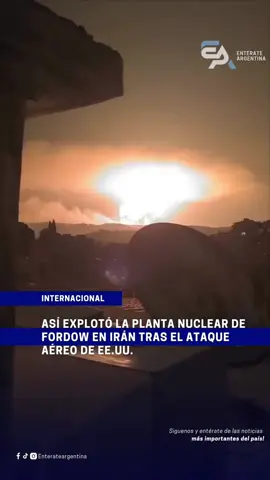 Se viralizó un video que muestra la potente explosión en la planta nuclear iraní de Fordow, ubicada al sur de Teherán, tras el ataque aéreo lanzado por Estados Unidos. El presidente norteamericano, Donald Trump, aseguró que el bombardeo fue un “éxito asombroso” y lanzó una advertencia: si Irán no acuerda una paz inmediata con Israel, habrá nuevos ataques. Las autoridades iraníes confirmaron que la planta de Fordow fue alcanzada por “ataques aéreos enemigos”, junto con otras instalaciones nucleares en Natanz e Isfahan. El video, aún no autenticado por fuentes independientes, revela el impacto directo sobre uno de los sitios clave del programa atómico iraní. La situación escala el conflicto y pone en alerta a la comunidad internacional. #noticiaslocalesargentina #argentinahoy #noticiasargentina #argentinanoticias #viral #parati #fyp #iranvsusa #conflictomundial #ultimahora