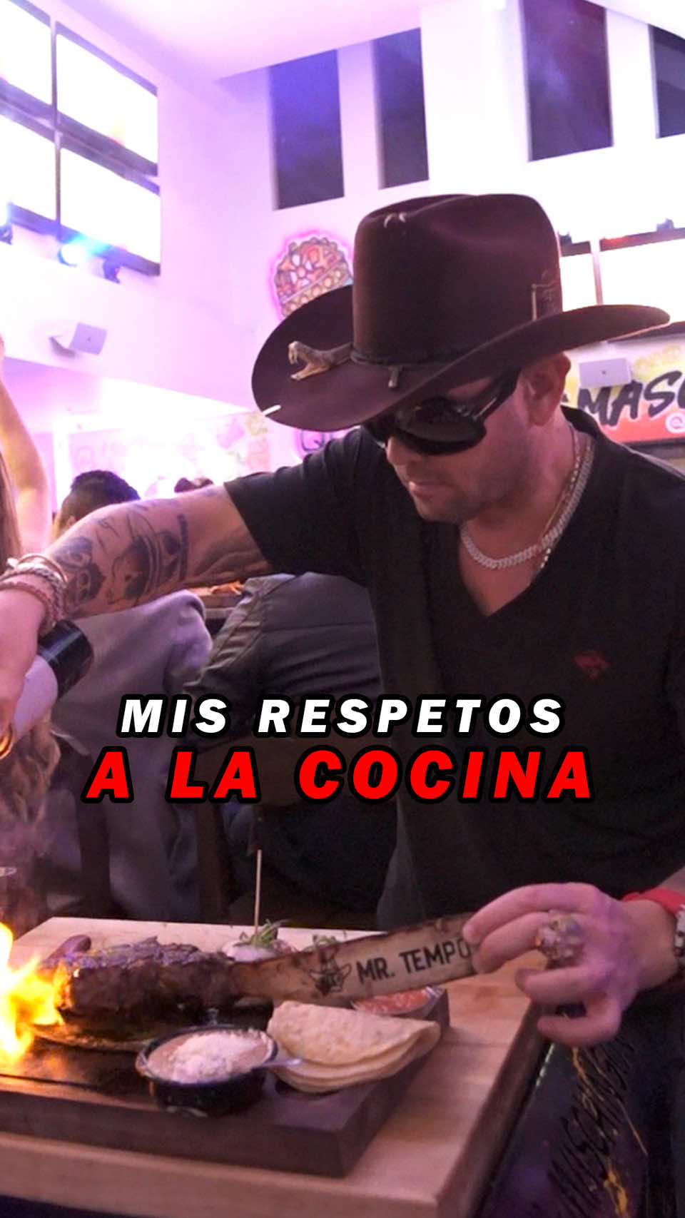 ¡MIS RESPETOS A LA COCINA! Son el motor y el corazón de un restaurante. Muchos de los que llegamos a este país sin nada, empezamos ahí. Solo tengo que decir: ¡MIS RESPETOS! 🇲🇽🇲🇽🇺🇸🇺🇸 MUCH RESPECT TO THE KITCHEN! They are the engine and the heart of a restaurant. Many of us who came to this country with nothing started there. All I have to say is: MUCH RESPECT!