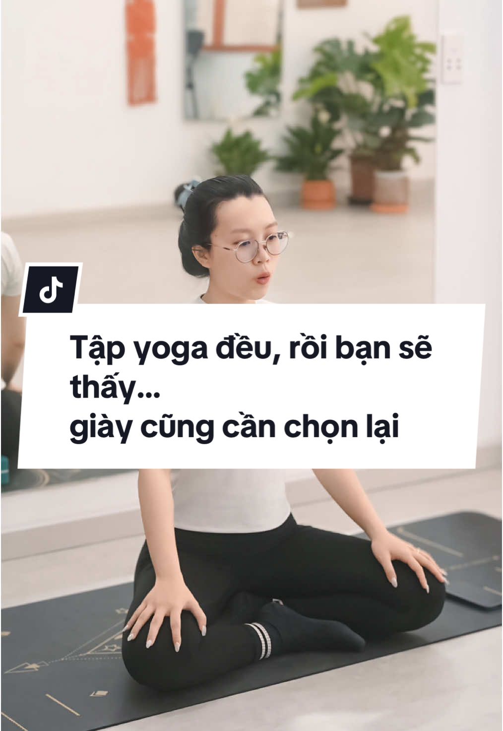 𝐓𝐚̣̂𝐩 𝐲𝐨𝐠𝐚 đ𝐞̂̀𝐮, 𝐫𝐨̂̀𝐢 𝐛𝐚̣𝐧 𝐬𝐞̃ 𝐭𝐡𝐚̂́𝐲… 𝐠𝐢𝐚̀𝐲 𝐜𝐮̃𝐧𝐠 𝐜𝐚̂̀𝐧 𝐜𝐡𝐨̣𝐧 𝐥𝐚̣𝐢 Bạn bắt đầu thấy giày quá cao – đi lâu thì mỏi lưng. Dép quá mỏng – gót chân ê nhẹ. Ghế ngồi không có đệm ngồi phù hợp – lưng khó giữ thẳng. 🧘🏻‍♀️Không phải bạn khó tính hơn. Chỉ là cơ thể bạn bắt đầu tỉnh thức, biết điều gì đúng – điều gì không còn hợp. #yoga #meiyogastudio #chiyogiartspace #yogaflow #yogachonguoimoibatdau #yogagovap #yogaphuchoi 