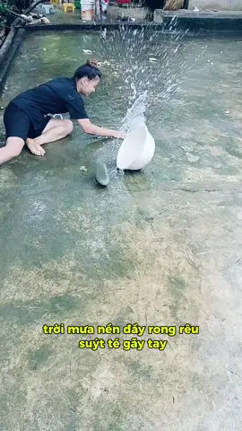 Rong rêu trơn trượt ở trước sân nhà mình #sacomclean #fyb #dondepnhacua #rongreu #nuoctaydanang #startmkt #xh #fyp 