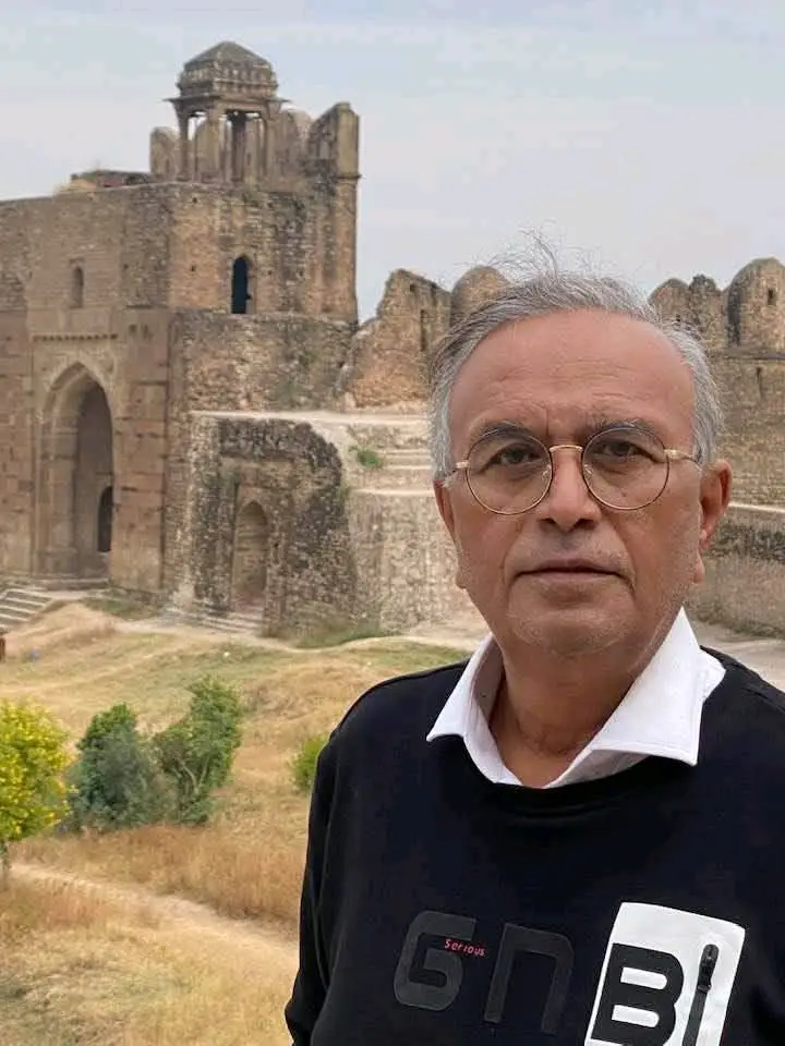 خوابن تان هٿ نه کڻجو هي خواب ئي ته آهن هر درد ۾ دلاسو  جيڪي , جڏهين وڙهون ٿا پنهنجو کڻن ٿا پاسو هي خواب ئي ته آهن  هر سُڃ ۾ ستارا  جيڪي جڏهن ٿا ڀٽڪون  پنهنجا ٿين ٿا چارا هي خواب ئي ته آهن  پنهنجي اڪيلي پونجي جن جي ڪري لڳي ٿي هيء ڪائنات پنهنجي هي خواب ٿئو اکين ۾  آڪاش جي امانت هي خواب جي ويا ڦرجي  ان ڏينهن اسان لاء ايندي ڪا آخري قيامت سو, سور سڀ ڪو سهجو پر بي ڊپا ٿي رهجو  خوابن تان هٿ نه کڻجو خوابن تان هٿ نه کڻجو .  .  .  .  .  .  .  .  #rechup  #trending  #foryoupageofficiall❤️❤️tiktok  #unfrezzmyaccount  #repost  #fypシ゚  #viraltiktok  #treanding  #viewsတွေရှယ်ကျ🙂👍  #gotrend  #gotrend  #trend  #fypgakni  #foryoupageofficiall  #fyppppppppppppppppppppppp  #viewsproblem😭  #viewsproblem💔😔  #fypシ゚viral🖤tiktok  #foeyoupage💕💕  #viralgo 