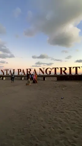 Pantai legend nya Jogja dan segala kenangan nya  Yuk agendakan liburan bersama kami 🚘Sewa mobil dan driver Jogja  ✅Paket wisata Jogja  🚙Private trip ➡️Perjalanan dinas #sewamobiljogja #paketwisatajogja #wisatajogja #jogja #wisatabantul #pantaiparangtritis 