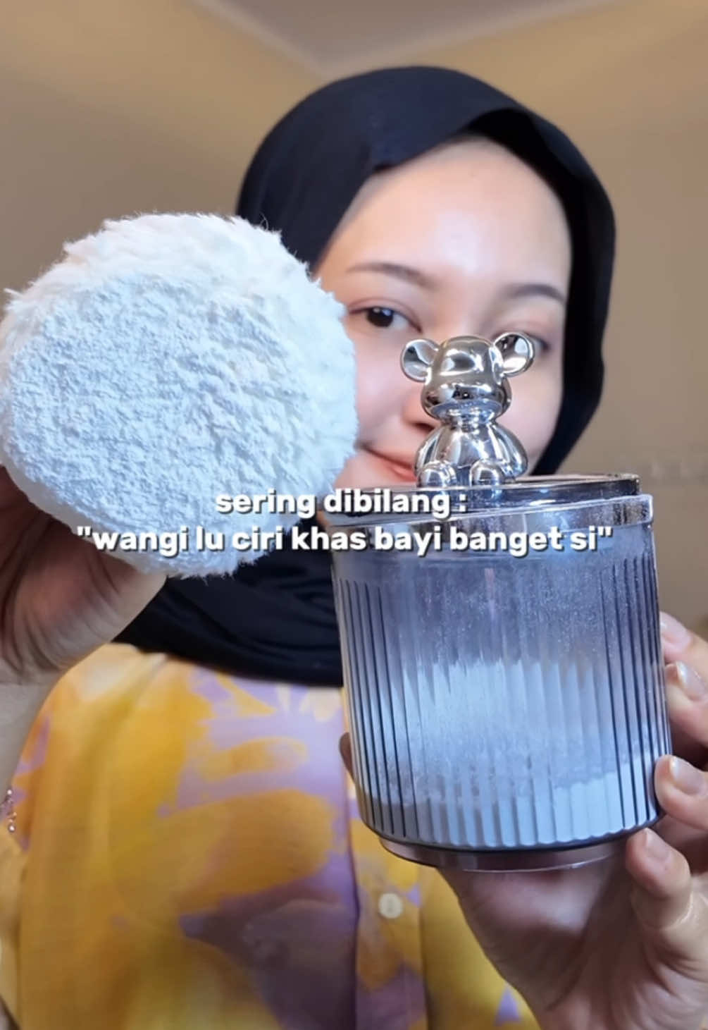 Meskipun ribet, tp ini ampuh di aku buat dapetin wangi ciri khas ala bayi.  Beberapa produk yang aku pake buat wangi bayi pagi-sore anti apeg :  1. Minyak telon my baby - 16k💸 2. Powder bambi - 23k 💸 3. Johnson baby oil - 28k💸 4. Johnson lotion - 32k 💸 5. Vaseline - 31k 💸 6. Parfum Mbak Erika Carlina Crusita - 350k 💸 Btw kalian gaharus miripin produknya ya, yg penting usahakan wangi senada.  #bayi #wangitahanlama #wangibayi #parfum #baby #hack 