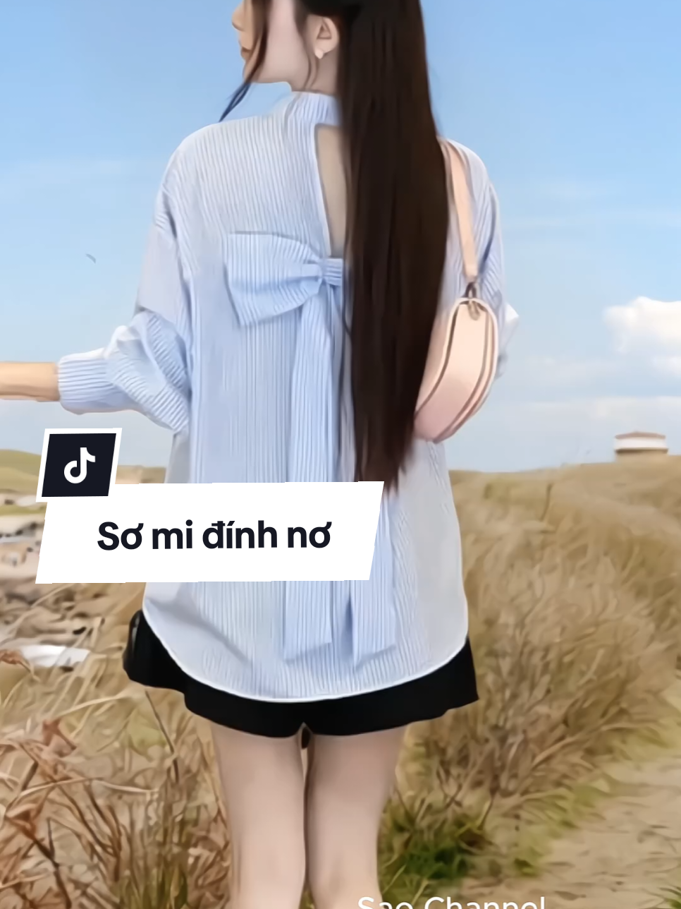 Áo sơ mi nữ dài tay đính nơ phía sau lưng, có Bigsize 50-95kg. Chất liệu vải lụa sọc mềm mịn thoáng mát, mặc đi biển, đi chơi đi dạo bạn bè đều rất xinh mà nữ tính ạ #aosominu #aoxinh #aodibien #aobigsize #TikTokThoiTrend #thoitrangnu #xuhuong #saochannel 