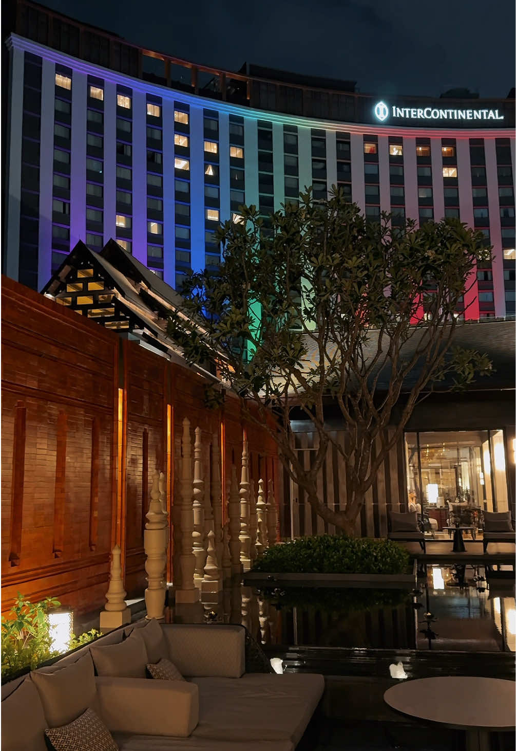 โรงแรมสวยกลางเมืองเชียงใหม่ มีวัดอยู่ในโรงแรมเลย สวยมาก 🥰😍 ที่นี่ 📍InterContinental Chiang Mai the Mae Ping สวย หรู สงบ ตกแต่งล้านนาแบบละมุนๆ เหมือนได้สัมผัสเชียงใหม่แบบครบทุกมุมในที่เดียว ✨ #InterContinentalChiangMai #เชียงใหม่ #ที่พักเชียงใหม่ #โรงแรมหรู #ล้านนา #วัดช่างฆ้อง #ChiangMaiHotel #เที่ยวเชียงใหม่ #ที่พัก #รีวิวเชียงใหม #ทริปเชียงใหม่ #เชียงใหม่อะไรดี #tiktokพาเที่ยว 