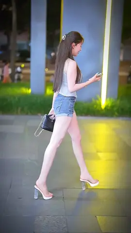 #girl #beautiful #fashion #prettygirls #walk #fyp #foryou #trending 