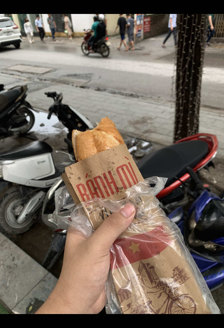 không tiền nó bạc lắm em à, theo anh chỉ làm khổ em thôi, đợi anh nhé, anh sẽ cố gắng thay đổi bản thân và kiếm được nhiều tiền để quay lại chăm sóc cho em, 1 mình anh khổ được rồi, anh không muốn người con gái anh thương khổ cùng anh, bởi vì em là con gái em còn thanh xuân của em và em xứng đáng được có người lo lắng cho em tốt hơn, nếu đợi anh được thì anh sẽ quay lại bù đắp cho e, còn không được mong em sẽ gặp được ng tốt hơn để lo lắng cho em.