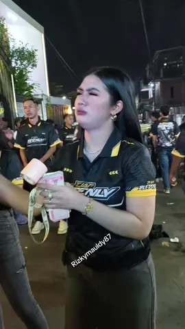 yung awakmu nyokot duro tha🤭🤣😅 @Nadyafirzana💫  @NadGlowBeauty  @rayungwulan2  #dancerkarnaval #karnavalsoundsystem  #karnaval2025  #malang24jam  #4page  #fouryou  #fypviralシ 