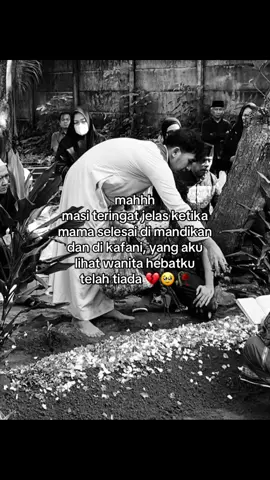 mah, apa yang harus aku lakukan disaat aku selalu merindukan sosokmu, bagaimana caranya agar aku bisa bertemu dan memelukmu bercerita kepadamu bahwa hidup tanpa doa mama itu sangatlah berat 🥺🥀 #mamaterbaik #kangenmama #mamaterhebat 