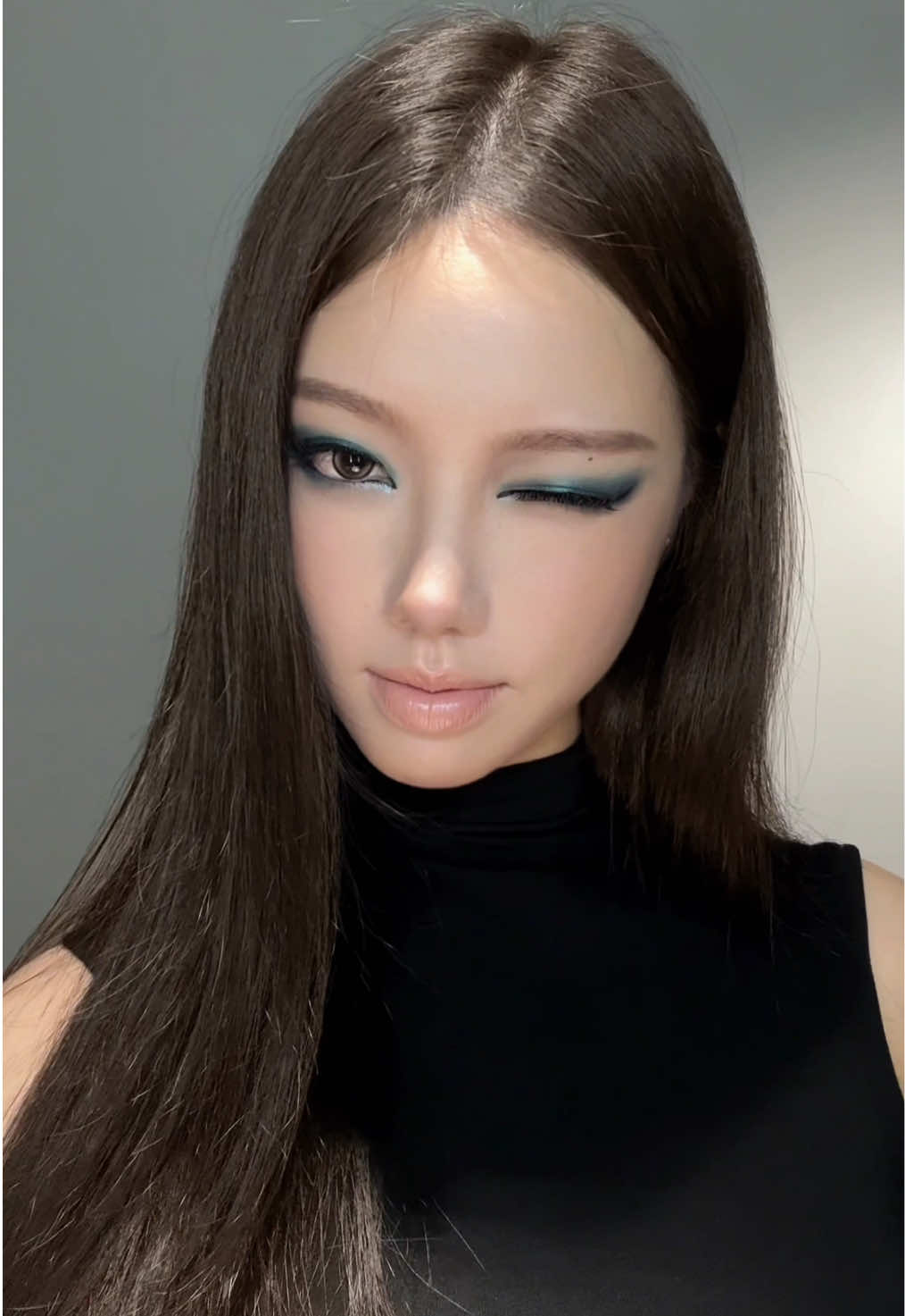 iconic smokey eye look🖤