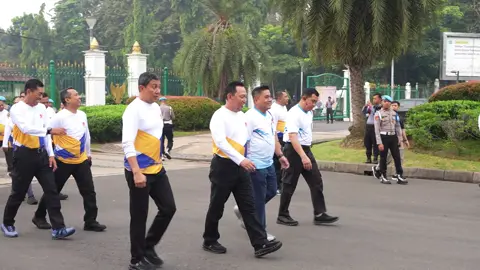 Kapolri Hadiri CFD Hari Bhayangkara 'Polri untuk Masyarakat', Disambut Antusias Warga Jakarta - Kapolri Jenderal Listyo Sigit Prabowo, Minggu (22/6/2025) pagi menghadiri kegiatan Car Free Day (CFD) bersama masyarakat di Bundaran Hotel Indonesia (HI). Acara tersebut rangkaian peringatan dari HUT ke-79 Bhayangkara yang jatuh pada 1 Juli 2025 mendatang. Jenderal Sigit memulai jalan sehat bersama pejabat utama (PJU) Mabes Polri dari Silang Monas hingga Bunderan HI. Pejabat yang turut mendampingi diantaranya, Wakapolri Komjen Ahmad Dofiri, Kepala Baintelkam Komjen Syahardiantono, Kabareskrim Komjen Wahyu Widada, Astamaops Komjen Akhmad Wiyagus, Asisten Logistik (Aslog) Kapolri, Irjen Suwono Nainggolan, Asisten SDM Polri (As-SDM) Kapolri Irjen Anwar dan Kapusdokkes Polri Irjen Asep Hendradiana. Dalam rangkaian kegiatan CFD ini, orang nomor satu di Korps Bhayangkara mengajak masyarakat untuk sarapan bersama. Bahkan, bisa duduk satu meja dengan Kapolri untuk menyantap makanan yang telah disajikan secara gratis oleh Polri. Kebersamaan Polri dengan masyarakat sesuai dengan teman besar yang diusung pada HUT Bhayangkara yakni Polri Untuk Masyarakat. Salah satu warga merasa senang bisa duduk satu meja dengan Jenderal Sigit. Salah satunya, Parsiatun (56), dengan kedua anaknya Tio dan Dwi. Jenderal Sigit berbincang dengan warga Setia Kawan, Roxy, Jakarta Barat.  