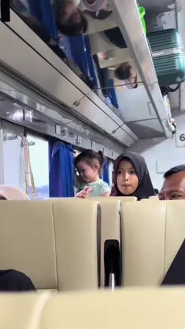 Adek siapa ini #KAI #keretaapiindonesia #kereta #prankvideo #prankvideo 