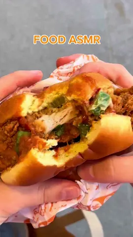 ⚠️ Atenție! S-ar putea să comanzi ceva după ce vezi asta. Crocant, suculent, satisfying. Dă volumul mai tare și bucură-te de sunetul gustului Popeyes 😋