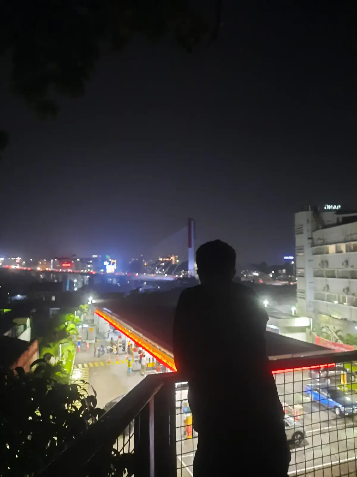 Setiap lelaki mempunyai Milea nya masing-masing dan berharap tidak ada lagi Mas Herdi di dalam cerita nya nanti, lelaki mempunyai cara nya masing-masing untuk mencintai wanita yang dicintainya begitupun sebaliknya, lelaki akan berubah ketika ada orang ketiga dalam suatu hubungan dari cara pandang nya saja, namun di dalam cerita ku Mas Herdi telah datang dan ia berhasil merebut Milea dari ku, rasa sayang dan cinta semua perlahan akan sirna.