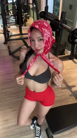Leg day cùng cô bé quàng khăn đỏ nhóooo 😝 @MOXY Gym-Yoga-Pilates  #gym #gymgirl #Fitness #fypシ゚ #legday #xh 