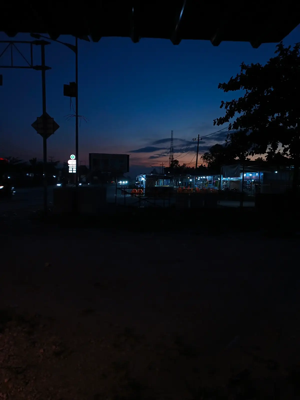 “Maghrib vibes di pinggir jalan 🌆✨” #ShnjaIndah #VibesMaghrib #StreetVibes #SunsetIndonesia #MalamTiba #EstetikSenja #PinggirJalan #DailyVibes #Fyp #Fypシ