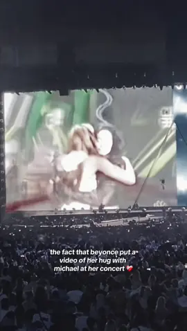 she loves him so much ❤️ btw the concert was crazy! #MICHAELJACKSON #BEYONCE #kingofpop #mj #viral #foryou #foryoupage #fyp #viralvideo #michaeljackson #michaeljacksonfan #moonwalker #mjinnocent #mjfan #mjvideos #mjforever 