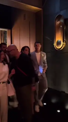 THE HAND PLACEMENT THAT WE DESERVE W CRIS #georginarodriguez #cristiano #fyp #handplacement #cristianojr #dubai #fypageシ #georgina #lucky @Georgina Rodríguez crisss we want that 🙏🏼🙏🏼@Junior 