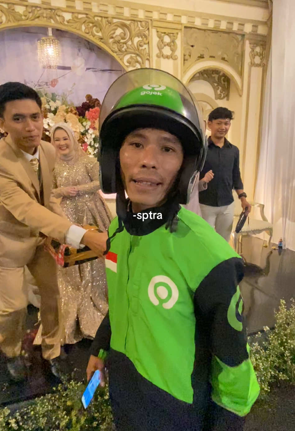buseh lagi nikahan masi aja ngirim paket abang” ojol🤣😭