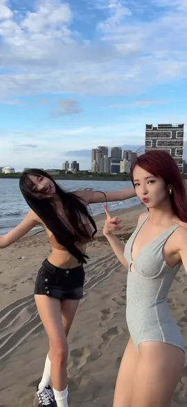 變個衣服 已經曬到不行了#海邊 #fyp @羅吸C 