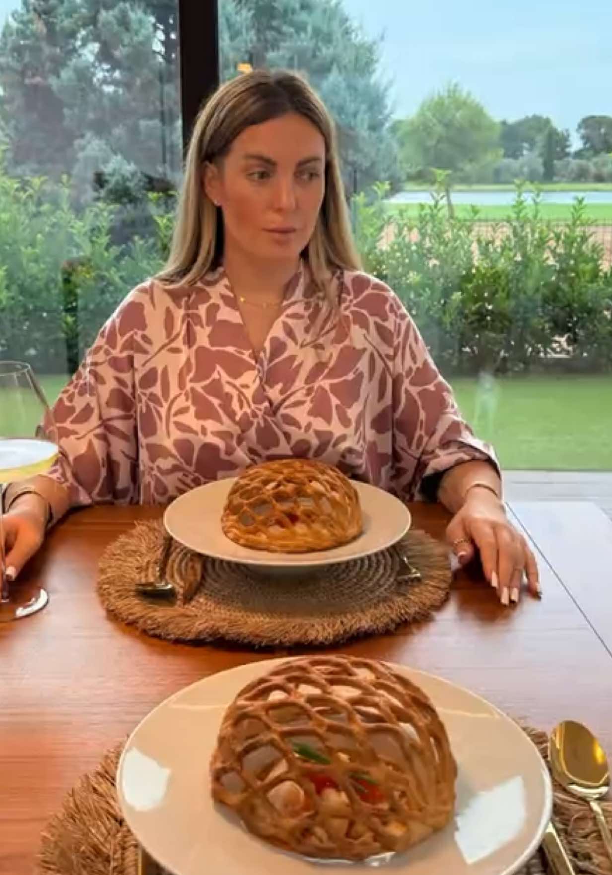 🎥 I absolutely love unusual and original recipes — the kind that truly surprise your guests and capture their attention. This is one of my all-time favorites. 🦞✨ I believe food should do more than just feed — it should impress, spark curiosity, and start conversations. And this lobster dish does just that. With a presentation you’d never expect — and a preparation that’s surprisingly doable at home — it’s the kind of recipe that makes people say, “Wait… you made that?!” And yes, you can easily substitute the lobster with shrimp or even fish — the magic is in the details. ⸻ 📝 Full Recipe: For the lattice: • 335 g flour • 225 g butter • 130 g cold water • A pinch of salt • 12 g sugar • 1 egg (for brushing) For the broth: • 1 lobster • Olive oil • White onion • Garlic • Celery • Carrot • Tomato paste • White wine • Broth or stock For the lobster tail: • Lobster tail • Olive oil • Butter • Lemon zest • Salt • Green onion (for serving) • Red caviar ⸻ 👨‍🍳 Instructions: 1️⃣ Prepare the lobster: Remove the tail and set it aside. Sauté the remaining parts in olive oil with chopped onion, celery, carrot, and garlic. Add tomato paste, white wine, and broth. Simmer until rich and aromatic. 2️⃣ Remove the meat from the shells and blend the broth until smooth. Strain if needed. 3️⃣ Skewer the tail on metal sticks to prevent curling, drizzle with olive oil and lemon zest, top with butter. Bake at 190°C (375°F) for 20 minutes. 4️⃣ For the lattice dough, mix flour, butter, water, salt, and sugar. Chill the dough, then roll it between two sheets of parchment. Chill again. 5️⃣ Invert heat-safe bowls and wrap with parchment paper. Cut the dough into a lattice using a pastry cutter and shape over the bowls. Brush with egg and bake at 205°C (400°F) for 20 minutes. 6️⃣ Final plating: Place the lobster tail on a plate, pour over the broth, top with red caviar and chopped green onion, and crown with the golden lattice. ⸻ ✨ That’s it! This isn’t just food — it’s a moment. A little culinary theater on your table. Save this post, because the final result will surprise you — and so will how simple it is to recreate. #lobsterrecipe #gourmetathome #unusualrecipes #dinnerpartyideas #homechef #platingideas #seafoodrecipes #finediningathome #cookingmagic #easygourmet #reelsfood #viralrecipes #byvelcheva #velcheva 