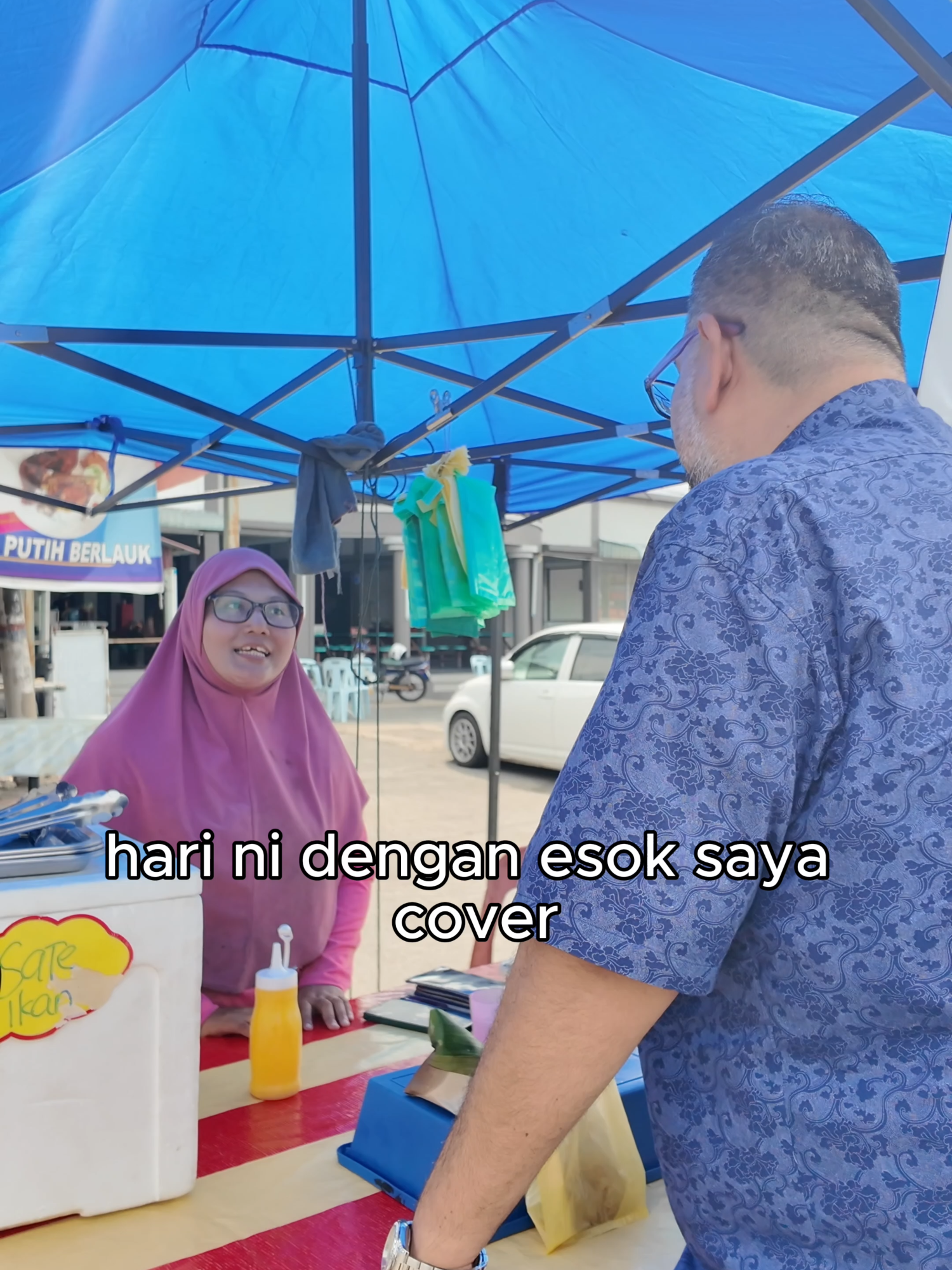 Guyss, cuba korang dengar telatah akak ni, rilek jer niaga sorang2 depan dataran di gurun kedah, tapi semangat dia betul2 sy respect… semoga dipermudahkan urusan akak ni #bahagiacaracikgushaari #cikgushaari #fypシ #fypp #rezeki #kedah