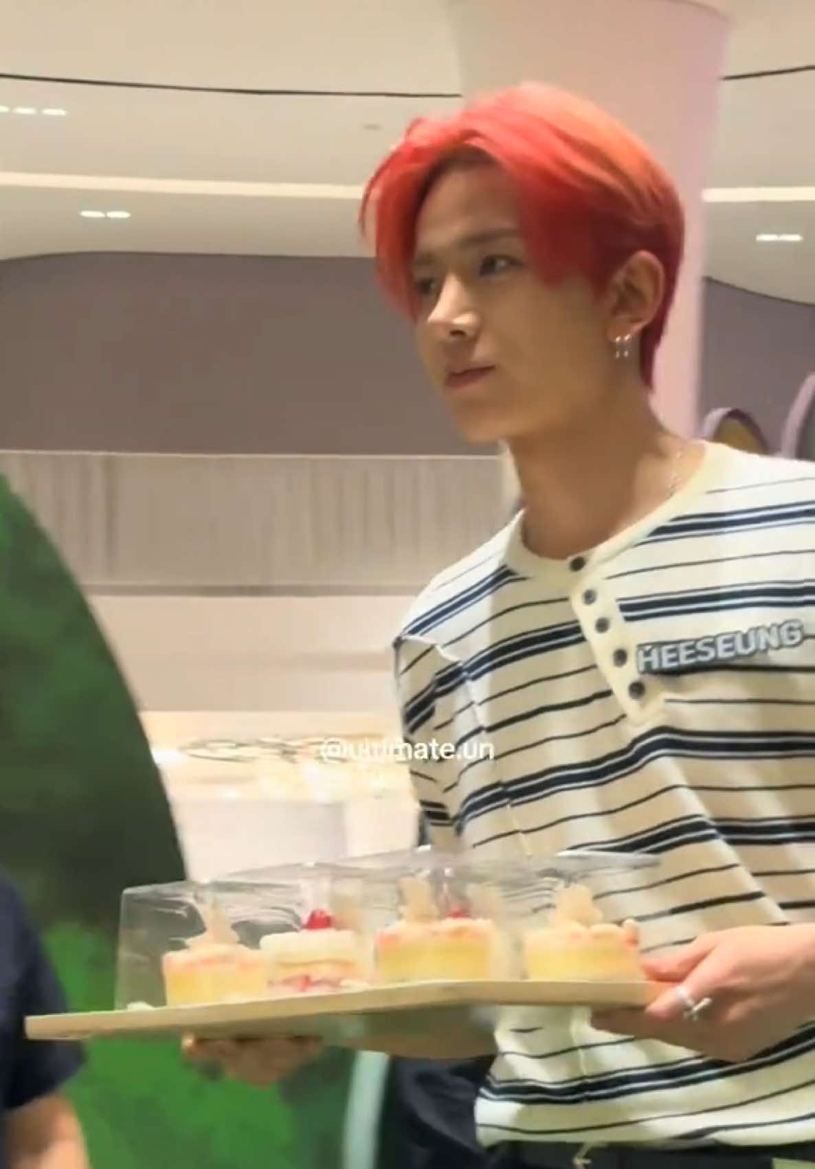 พี่ฮีซึงเดินเลยโต๊ะออเดอร์ตัวเอง555555🤣🤣  #enhypen #heeseung #shopeexenhypenfansignandcafe 