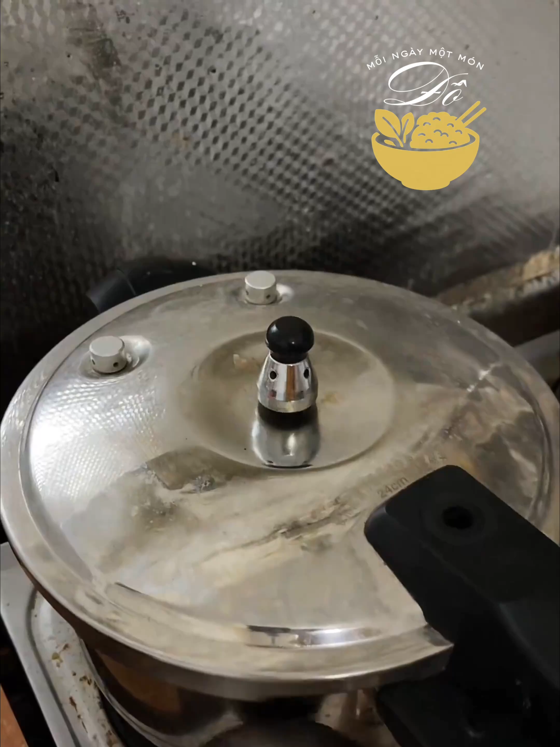 Dùng nồi áp suất đúng cách cực kỳ quan trọng để tránh nguy hiểm! Ai đang dùng nồi áp suất nhớ xem ngay để đảm bảo an toàn cho cả gia đình nhé! #ĐỗMỗiNgàyMộtMón #AnToànNhàBếp #NồiÁpSuất #MẹoNấuĂn #GiaĐìnhHạnhPhúc