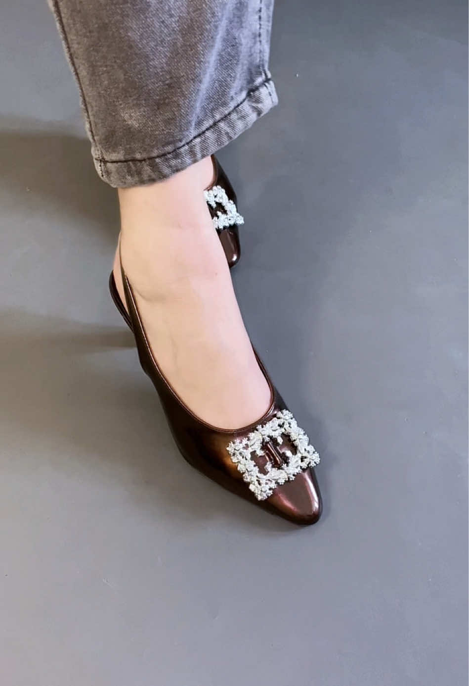 Udah cakep bgtt kalo dipake kondangan ataupun ke acara2 resmii #sandal #sandalwanita #sandalheels 