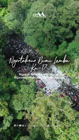 #IBBeraya ……. Gunung Tangkuban Parahu tak hanya diselimuti kabut dan udara dingin. Di kawasan Taman Wisata Alam ini, ratusan orang dari berbagai penjuru Nusantara berkumpul dalam satu ikatan untuk menjaga dan merawat harmoni antara manusia dan alam semesta. Mereka datang sebagai bagian dari Upacara Adat Sunda Nusantara Sabuana, Ngertakeun Bumi Lamba pada Minggu (22/6/2025).  Sebuah tradisi suci yang telah berlangsung yang di mana tahun ini merupakan yang ke-17 tahun. Tahun ini, upacara ini mengusung tema “Ngasuh Ratu Ngayak Menak, Ngaraksa Mandala Makuan Nagara” di fase penuh semangat dan pembelajaran dalam perjalanan kehidupan hingga bangkitnya kesadaran dalam spiritualitas. Layaknya seorang manusia berusia 17 tahun yang tengah bertumbuh dan mencari jati diri, hingga bertemu pada diri yang seutuhnya dan selaras dengan alam semesta. Upacara ini bukan sekadar ritual, melainkan refleksi panjang dari ajaran Sanghyang Siksa Kanda Ng Karesian, naskah kuno Sunda dari abad ke-16 yang mengajarkan pentingnya menyucikan tanah leluhur kabuyutan. Dan Tangkuban Parahu, sebagai salah satu kabuyutan, menjadi pusat dari kesadaran kolektif itu. Puncaknya adalah prosesi “ngalung sajen”—melemparkan sesaji ke Kawah Ratu sebagai bentuk penghormatan kepada leluhur dan alam. Sebuah simbol pengembalian hasil bumi kepada sumbernya, dengan harapan agar kesuburan dan keberkahan senantiasa hadir. Ngertakeun Bumi Lamba bukan hanya perayaan budaya, melainkan pengingat tentang keseimbangan antara manusia, alam, dan Tuhan. Sebuah seruan sunyi bahwa segala yang kita konsumsi adalah hasil kerja sama antara semesta dan manusia, dan oleh karenanya harus dikembalikan dalam bentuk rasa syukur dan pelestarian. #ibb #infobandungbarat #kbb #ngertakeunbumilamba