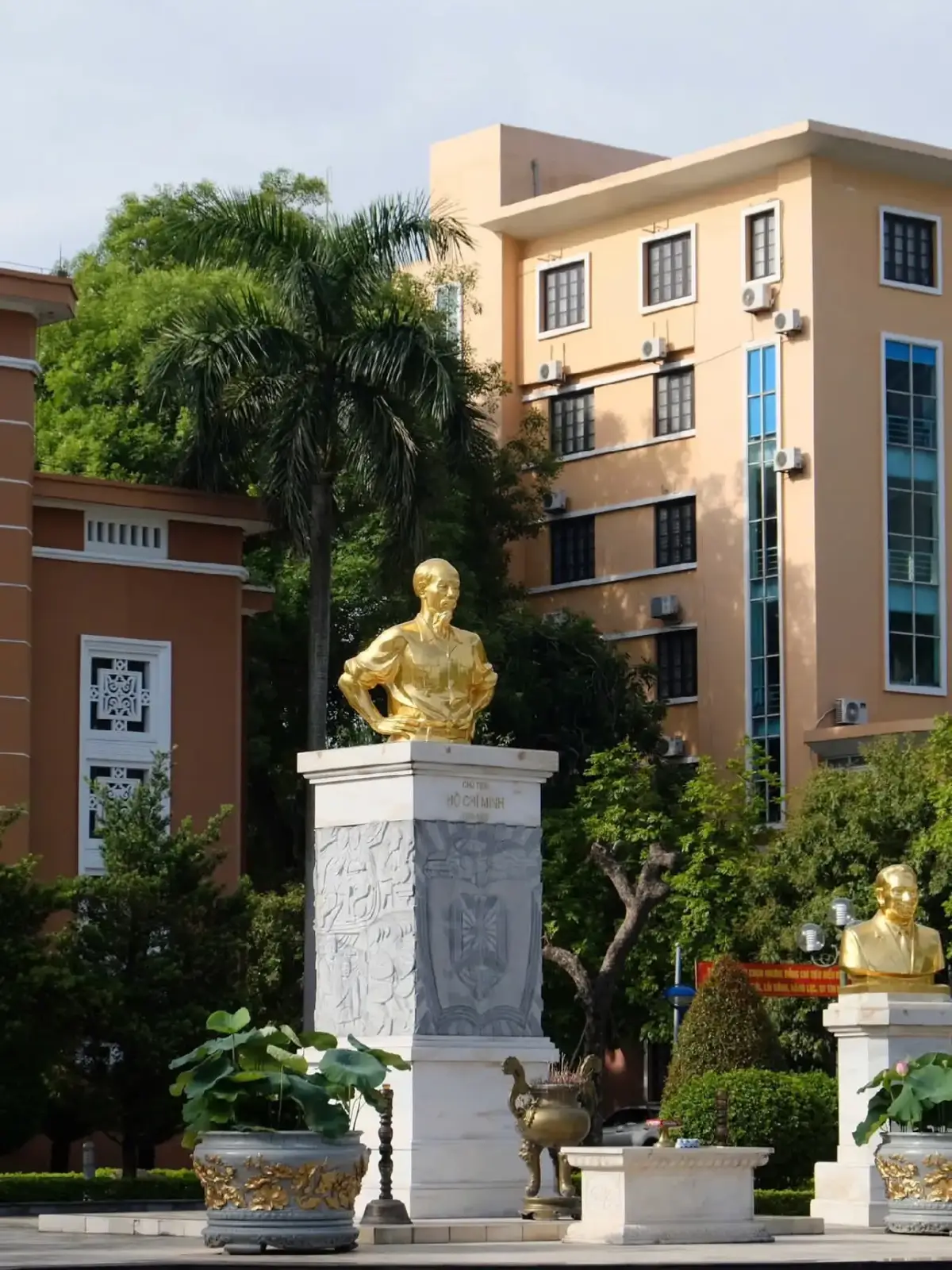 Giữa sân trường rợp bóng cây và sen hồng vừa hé nở, lý tưởng của Người vẫn âm thầm lan tỏa, nâng bước từng hành trình của tuổi trẻ An ninh.  #CMC #C500 #PSA #CLBTRUYENTHONGC500 #NHIPSONGSINHVIENC500 #trending #tinhyeu #c500 #hocvien #vb2 #thanhxuan #t01 #anninh #hanoi #xuhuongtiktok #congan #uocmo #tuoitre #khatvongtuoitre #damme #nhiethuyet 