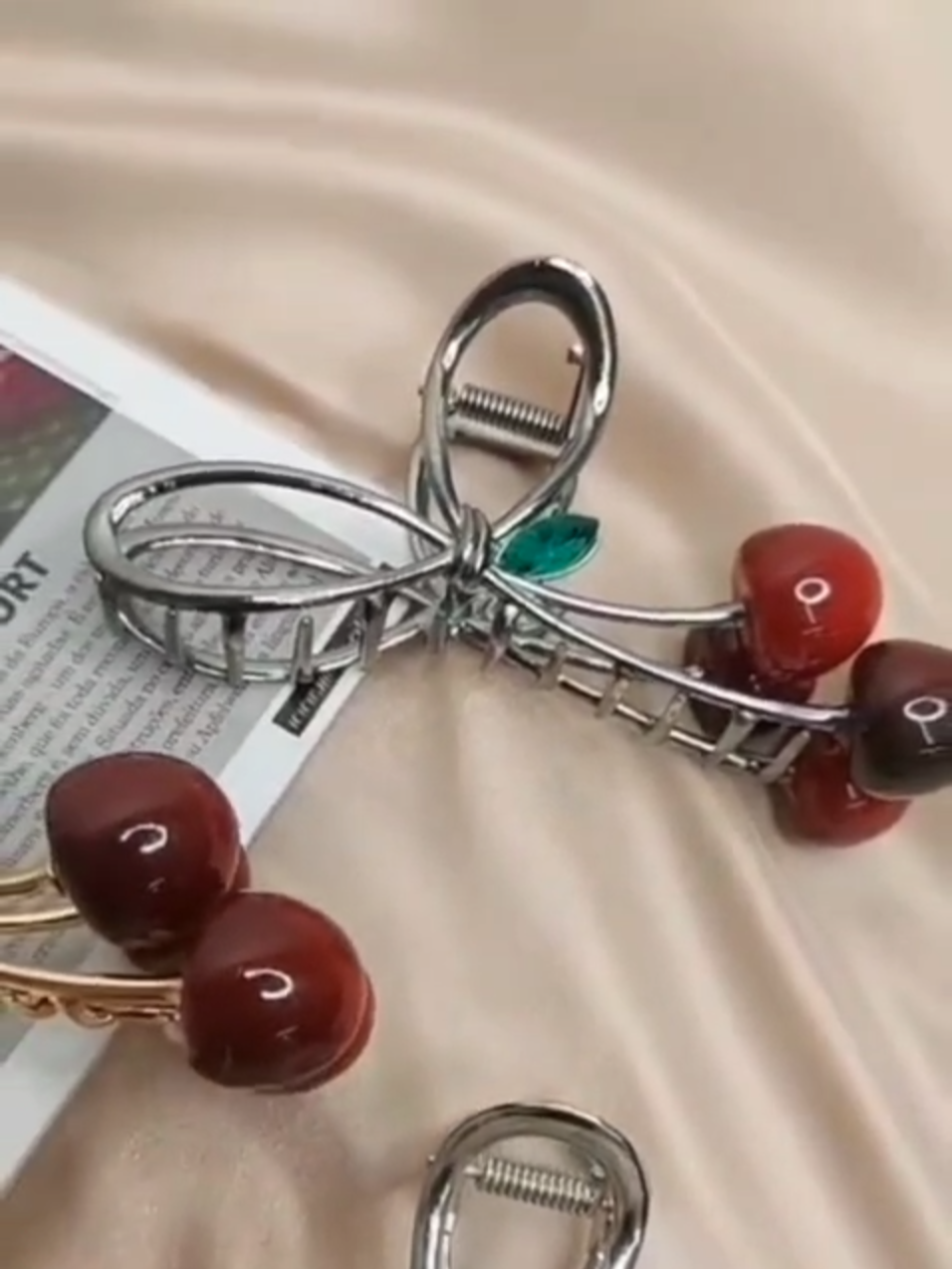 Prendedor metal com detalhe cereja  #acessorios #prendedordecabelo #cereja #piranhadecabelo