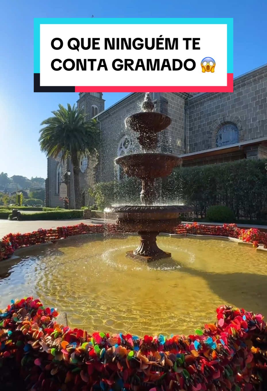 O QUE NINGUÉM TE CONTA SOBRE GRAMADO ❌ tem + dicas aqui👇🏼 👉🏼 Pagamos METADE do preço nas principais atrações e em vários restaurantes usando o Prime Gourmet 5.0. Tudo no sistema COMPRA 2, PAGA APENAS 1. 🔥 Você baixa o app, paga a assinatura única que custa R$ 190 (cupom SELIGANOROTEIRO) e pronto! Vai ter acesso a mais de 350 ofertas em Gramado e Canela 😱 Dúvidas? WhatsApp (21) 97208-5013 👉🏼 A melhor coisa é se hospedar em Canela. Ficamos no @goldenhillshotel, uma hospedagem barata com diárias por menos de 70 por pessoa. Use o cupom SELIGANOROTEIRO pra ter 10% extra no site ou no WhatsApp (54) 99910‑4356‬. Aniversariante do dia não paga no Acquamotion, Olivas de Gramado, Skyglass e na Snowland. ✨ Pra quem lê legenda, outras atrações gratuitas no aniversário: Space Adventure, Terra Mágica Florybal, Bondinhos Aéreos, NBA Park, Passaporte Alpen Park (compra na bilheteria) e Parque da Mônica. Gramado não tem aeroporto. Você chega por Caxias do Sul ou Porto Alegre. Você pode pegar ônibus até o centrinho (forma mais econômica, empresa Citral) e motorista de app funciona muito bem em toda região - não precisa alugar carro! A cidade tem muitas atrações gratuitas. As nossas favoritas: Lago Negro, Rua Torta, Jardim Encantado, Fonte do Amor Eterno, Catedral de Pedra, Vinícola Granja da Telha, Pórticos da cidade e Lago Joaquina Rita Bier. Outras opções pro seu roteiro: ✅ Rua Coberta; ✅ Igreja São Pedro; ✅ Mirante Vale do Quilombo; ✅ Praça das Etnias; ✅ Lojas temáticas de chocolates (Caracol e Florybal); ✅ Estação Campos de Canella; ✅ Cabine telefônica de Londres; ✅ Museu Major Nicolleti; ✅ Casas coloridas dos Artesãos de Canela. E aí, curtiu? #gramado #gramadoecanela #dicasdeviagem #fyp #viajarbarato #gramadors #serragaucha #casal #viajar 