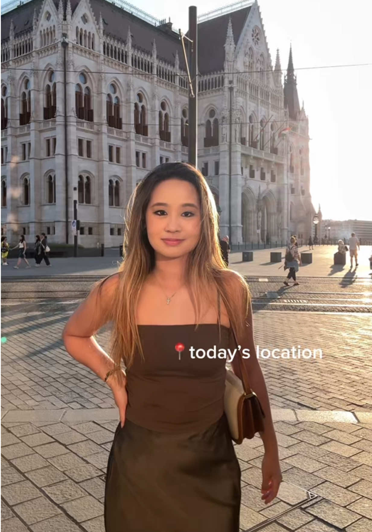 Someone wanted to join my fit check and outshined me 👀 ✨  #fitcheck #outfitideas #outfitcheck #budapest #hungary #weekendtrip #weekendgetaway #eurosummer #europe #ofw #pinay #pinoy #filipina 