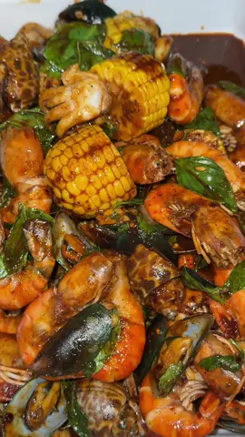 ถ้ารู้ว่าทำกินเองแล้วอร่อยขนาดนี้ไม่ต้องไปเสียเงินซื้อเค้ากินแล้วจ้ะ น้ำซอสเขาคืออร่อยมากทุกคน หอมเนยนัวหวานกลมกล่อม ครบรสจริงๆ นี่ปาร์ตี้ที่บ้านกินได้เซ็ตใหญ่ๆจุกๆเลย #ซอสกุ้งถัง #ซอสทะเลถัง #รีวิวของกินอร่อยๆ   