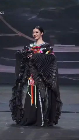 BÙI LÝ THIÊN HƯƠNG TRONG PHẦN THI TRANG PHỤC DÂN TỘC THỔ CẨM TẠI ĐÊM BÁN KẾT MISS EARTH VIỆT NAM 2025 #builythienhuong #missearthvietnam #missearth 