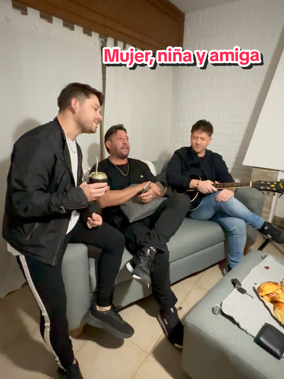 Una canción hermosa + ritmo Cuartefolk 👏🏼 “Mujer, niña y amiga” como nunca la escuchaste 🎙️ Esperamos que te saque a bailar 💃  Por otro lado aprovechamos y te contamos que: ¡Mañana hay nuevo videoclip en el canal! No digas que no te avisamos 👀 #Cuartefolk #MujerNiñaYAmiga #DestinoSanJavier #VersiónCuartefolk #CuartetoDelBueno #MúsicaConHumor #ReelMusical #ReelDeBanda #CórdobaEsMúsica #VideoclipNuevo #HumorMusical #FolkConSabor #CantantesDeCórdoba #EstiloCuartefolk 