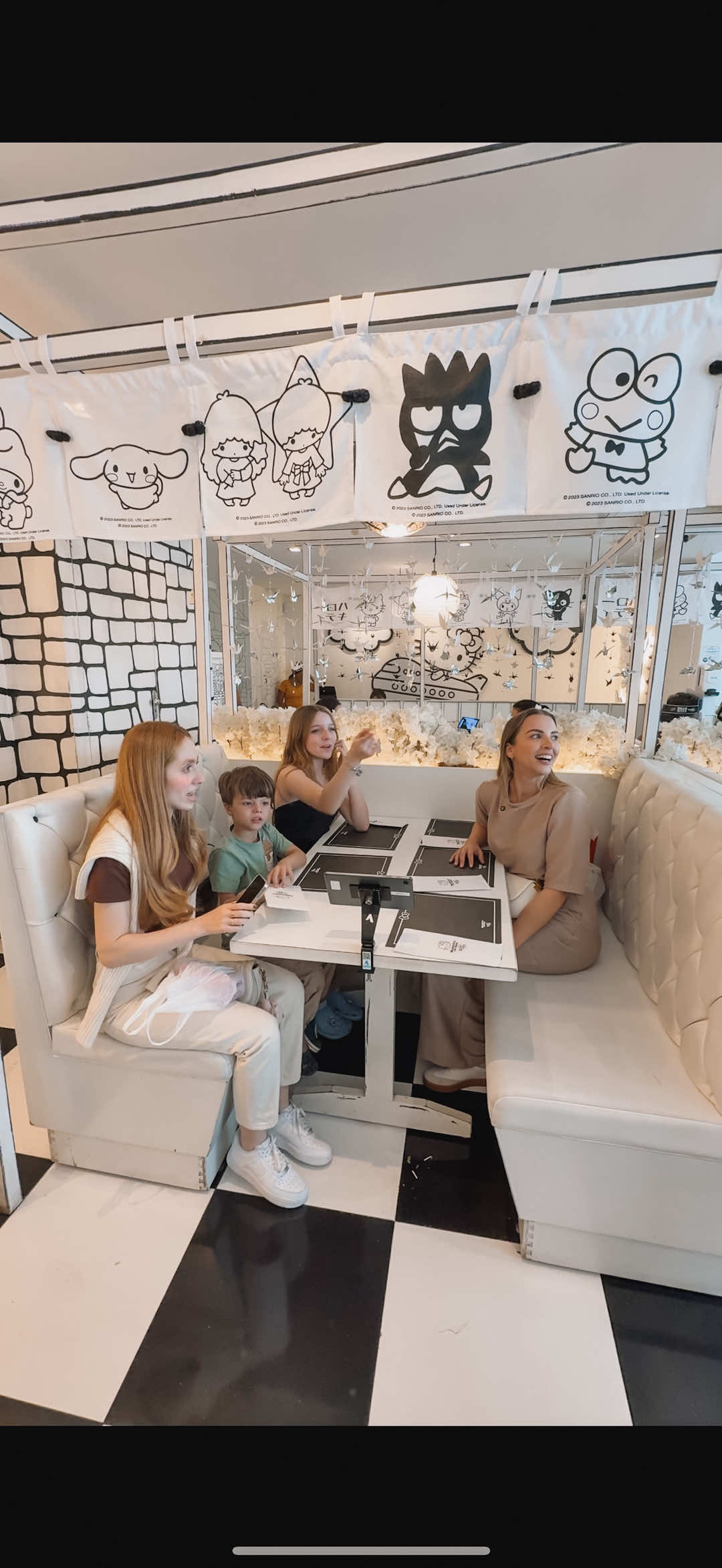 A Soso é apaixonada pela Hello Kitty e pirou nesse restaurante 🖤 O restaurante fica na Liberdade, rua Américo de Campos, 118 - SP e geralmente tem longas filas. Vocês iriam?  #hellokitty #hellokittyandfriends #restaurantehellokitty #familia #rotina #maternidade #Vlog #filhos #maedemenina #maedeadolescente #creatorsearchinsights 