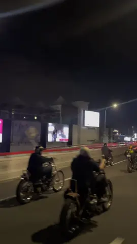 NYARI ANGIN SAMPE MASUK ANGIN WELL . . . #chopper #poisonchopper #chopperindonesia #sr400 #xs650 