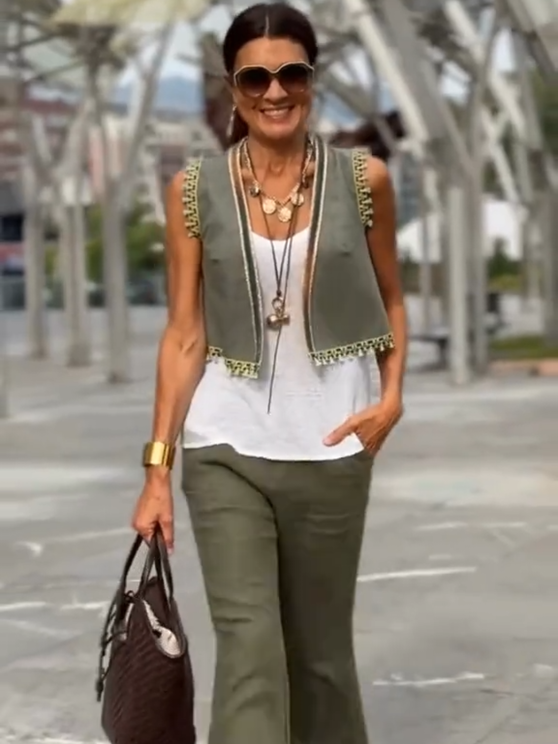 El Arte de la Sprezzatura: Contrapunto Bohemio y Lujo Táctil  Esto no es una colección de outfits; es un vocabulario visual. Cada pieza es una palabra, cada look una frase. La sintaxis inconfundible de una firma personal escrita con texturas, siluetas y color.  #ootdmuse #OOTD #sundaymood #sundayvibes #sundaymotivation #fashiontiktok #fashionstyle #styleover40 #over30 #casualchicstyle #elegantlady #over50styling #over50style #over50andfabulous #casualoutfitinspo #waystostyle #waystowear #womensfashion #womenfashiontrending #womensfashiontrends #styleover60 #classicstyle #outfitsreel #simplest #outfitinspiration #over30momlife #chicstyle #casualchicoutfit #casualstyle #minimalstyle #simplestyle #chicoutfits #stylishwomen #luxurystyle  #citychic #minimalchic #minimalfashion #lookoftheday #lookdeldia #lookdodia #lookdojour #over50 #fiftyplusandfabulous #stylereels #fashionreels #styleideas #mystyle #50plusandfabulous #chicwoman #fashionover40 #fashionover50  #boutiqueshopping #whattowear #outfitinspo #blazer #suit #pantsuit #workwear #officestyle #corporatefashion #powerdressing #corporatestyle #businesscasual #businessfashion #sweaterweather #StreetFashion #streetwear #highstreetfashionuk #highstreetfashion #highstreetstyle