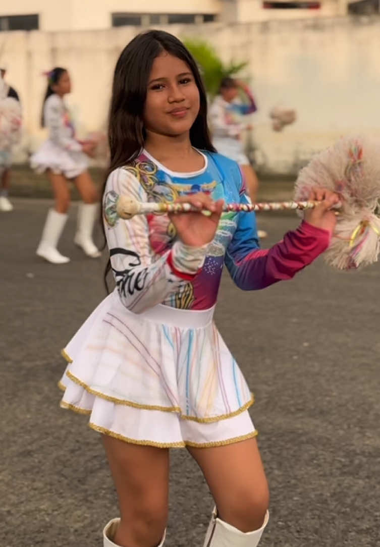 Hermosa bastonera 😍✅ me ayudan a buscarla ♥️ #bailarinas #bastoneras  #cachiporras #bastonerastop #tiktok #viralvideo #fypシ #fy #fyp #paratii #Usa #desfile #estadosunidos